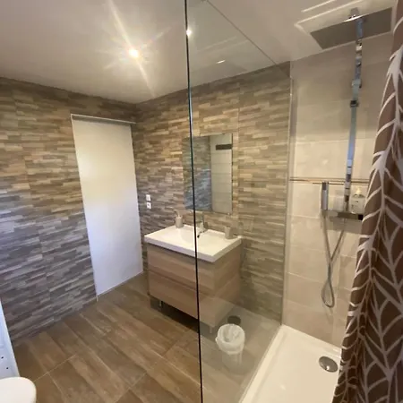 Les Pieds Dans L'eau