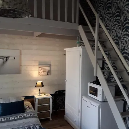 Les Pieds Dans L'eau Bed & Breakfast 3*